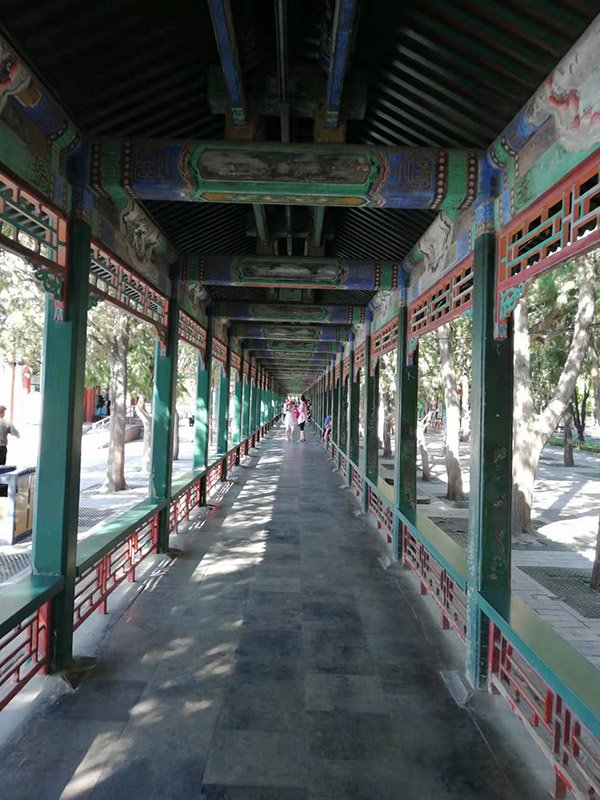 This is the Long corridor in the Summer Palace located in Beijing, it served as a walking way for royal family duiring the Qing Dynasty.