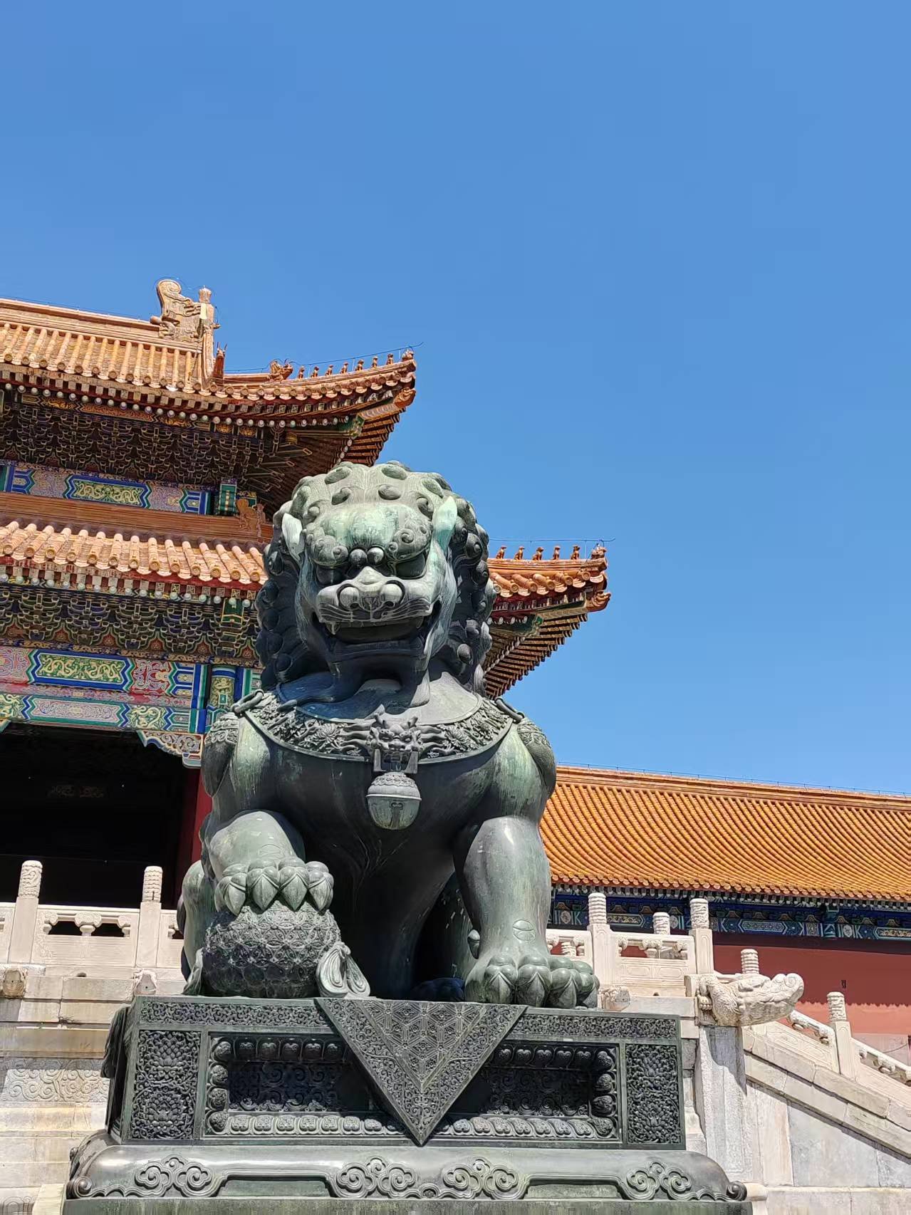 the big bronze lions in the forbidden city as door keeper